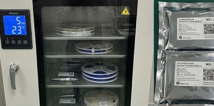 Dry cabinet for MSL3 ICs with humidity logger and ESD‑safe trays